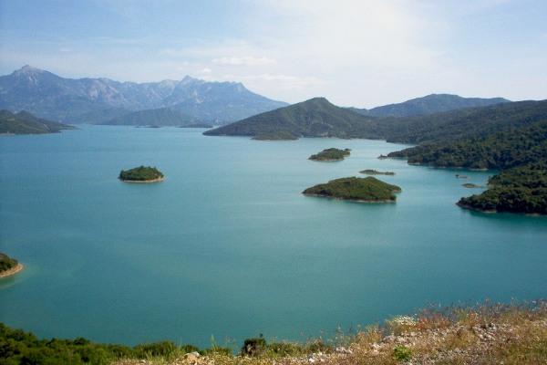 Μια φωτογραφία της λίμνης Κρεμαστών με τα μικρά νησιά της καθώς και τα γύρω βουνά.