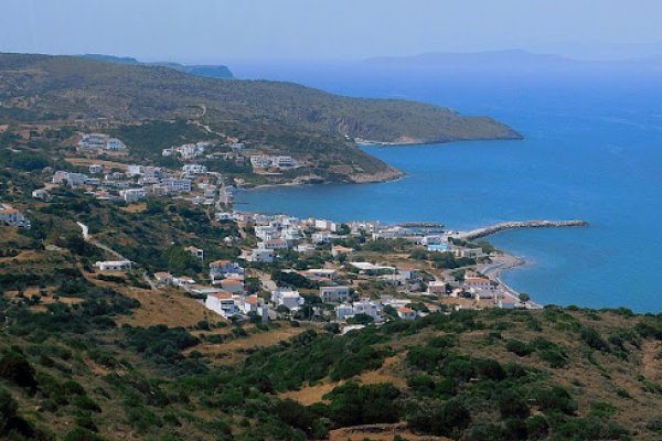 Μια φωτογραφία του χωριού Αγία Πελαγία στα Κύθηρα απο ψηλά με την προκυμαία της να προεξέχε μέσα στην θάλασσα.