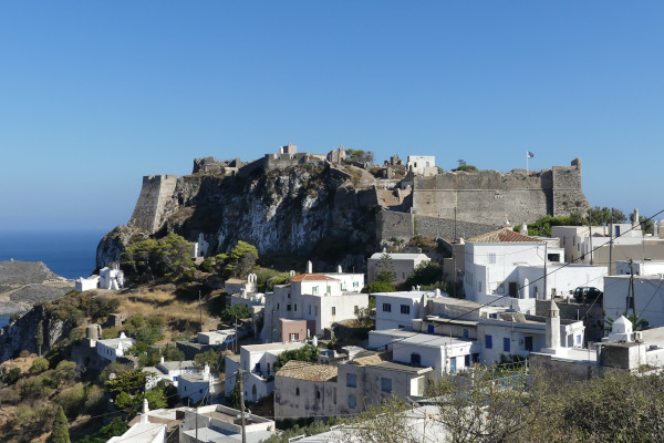 Μια εικόνα που απεικονίζει το κάστρο των Κυθήρων Χώρας πάνω από την λευκόσπιτη πόλη.