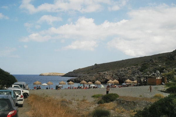 Μια εικόνα που δείχνει ένα μέρος του χώρου στάθμευσης και την παραλία των Φούρνων στο νησί των Κυθήρων.