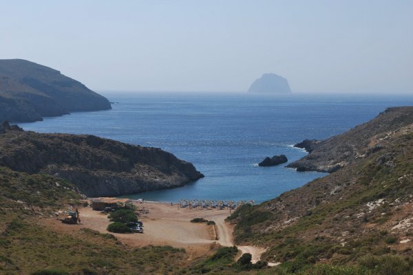 Μια φωτογραφία της παραλίας Μελιδόνι στο νησί των Κυθήρων, και η βραχονησίδα στον ορίζοντα.