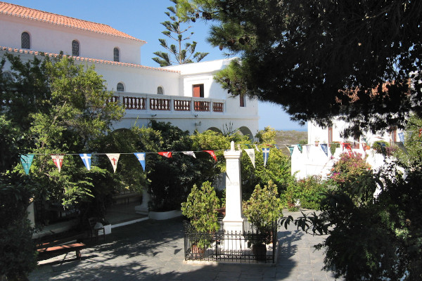 Μια εικόνα από την εσωτερική αυλή της Μονής Μιρτίδια στο νησί των Κυθήρων.