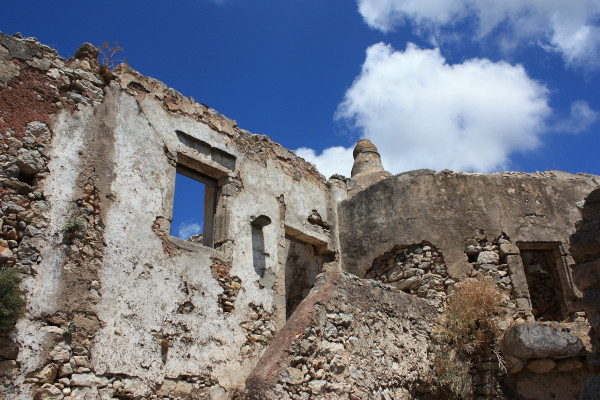 Ερείπια παλιού σπιτιού στο χωριό Μυλοπόταμος στα Κύθηρα με φόντο τον καταγάλανο ουρανό.