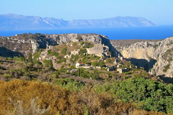 Τα ερείπια της εγκαταλελειμμένης πόλης της Παλαιόχωρας στα Κύθηρα.