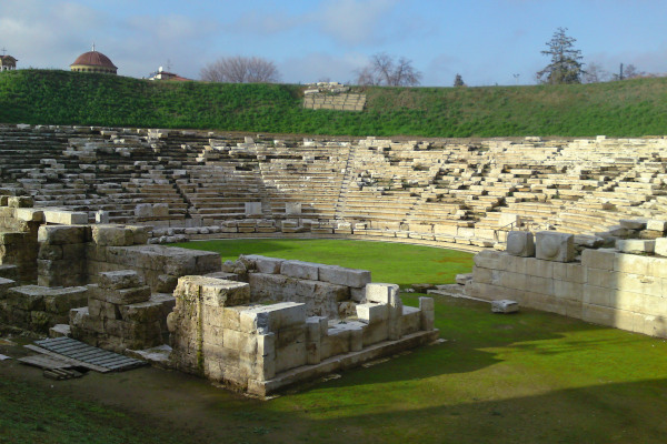 Το Α' Αρχαίο Θέατρο Λάρισας κατασκευάστηκε από λευκό μάρμαρο.