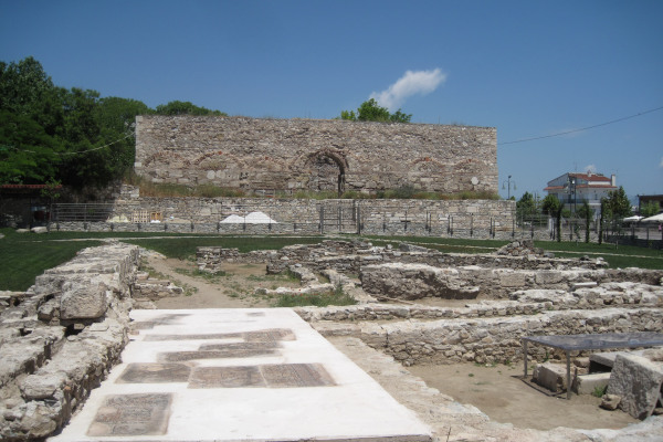 Ερείπια στην περιοχή Φρούριο (Φρούριο) της Λάρισας και το κτίριο του Μπεζεστένι στο βάθος.