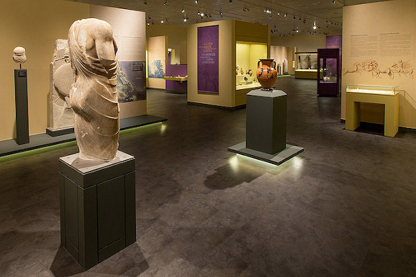 Απόσπασμα αγάλματος και κρατήρας στο Διαχρονικό Μουσείο Λάρισας
