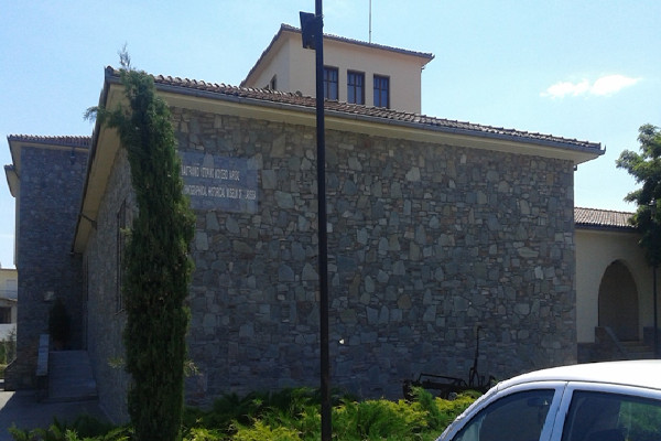 Μια εικόνα του εξωτερικού του Λαογραφικού και Ιστορικού Μουσείου Λάρισας.