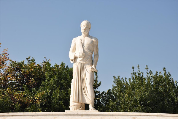Το άγαλμα του Ιπποκράτη στη Λάρισα φτιαγμένο απο κατάλευκο μάρμαρο.
