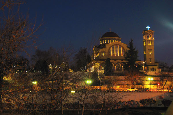 Ο Μητροπολιτικός Ναός του Αγίου Αχιλλείου στη Λάρισα κατά τη διάρκεια της νύχτας.
