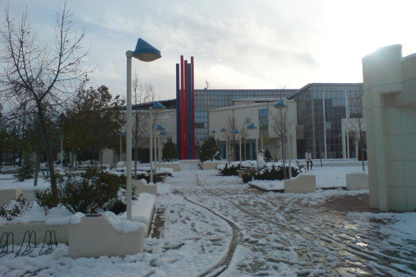 Το μπροστινό μέρος της Δημοτικής Πινακοθήκης Λάρισας, κατά τη διάρκεια μιας χιονισμένης χειμερινής ημέρας.