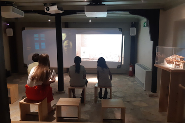 Οι επισκέπτες του Μουσείου Άγγελου Σικελιανού στη Λευκάδα παρακολουθούν ένα βίντεο αφιερωμένο στη ζωή του ποιητή.