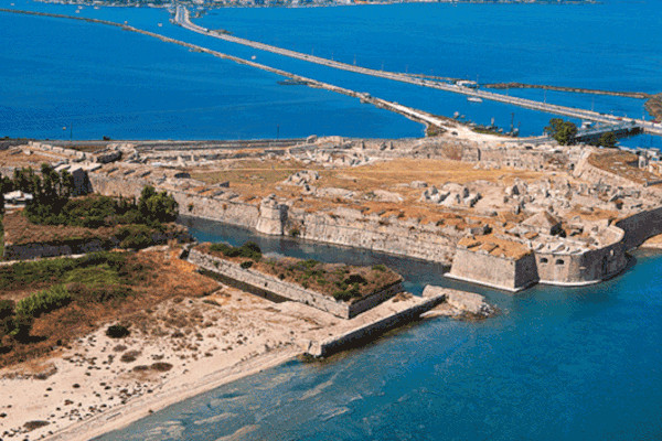 Μια αεροφωτογραφία που απεικονίζει το Κάστρο της Αγίας (Σάντα) Μαύρας στο νησί της Λευκάδας.