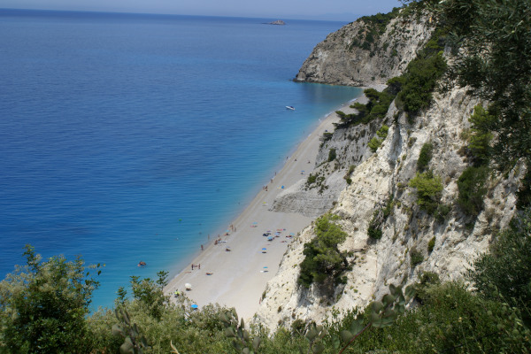 Μια πανοραμική εικόνα που δείχνει την παραλία Εγκρεμνοί της Λευκάδας και τους απόκρημνους βράχους δίπλα της.