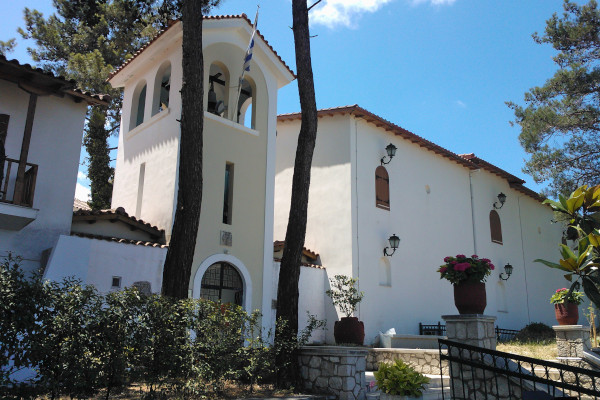 Εικόνα που δείχνει το καμπαναριό και άλλες εγκαταστάσεις της Μονής Φανερωμένης στην περιοχή Φρίνι Λευκάδας.