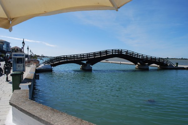 Φωτογραφία της πεζογέφυρας της πόλης της Λευκάδας κατά τη διάρκεια της ημέρας.