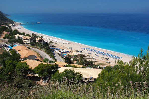 Μια πανοραμική εικόνα που δείχνει ένα μέρος της παραλίας Κάθισμα στο νησί της Λευκάδας.