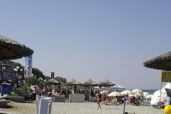 Οι εγκαταστάσεις ενός beach bar στην παραλία της Λεπτοκαρυάς.