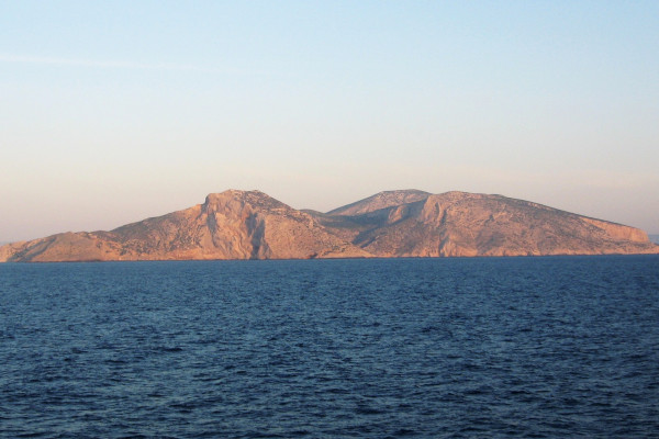 Μια επισκόπηση του ακατοίκητου νησιού της Κέρου - ένας τεράστιος βράχος που λάμπει στον ήλιο που δύει.
