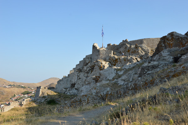 Μια εικόνα που δείχνει το Κάστρο της Μύρινας στο νησί της Λήμνου.