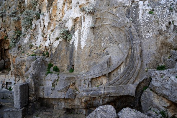 Φωτογραφία που δείχνει το ανάγλυφο μιας ροδιακής γαλέρας στην είσοδο της αρχαίας Ακρόπολης της Λίνδου.