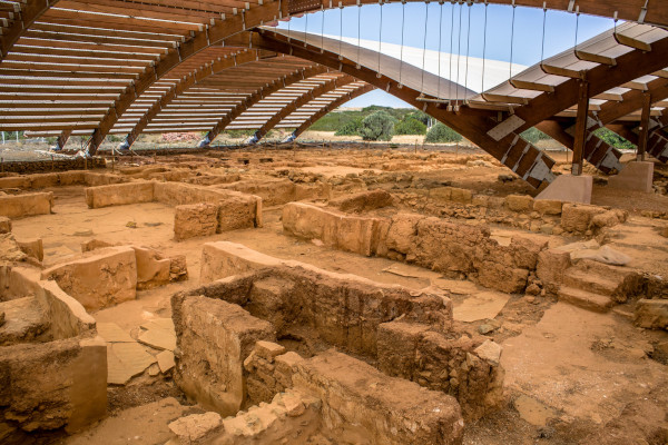 Τα ερείπια του Αρχαιολογικού Χώρου Μαλίων κάτω από προστατευτική σκεπή.