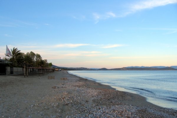 Εγκαταστάσεις χτισμένες στην παραλία του Σχοινιά. Η παραλία έχει ψιλό βότσαλο και άμμο.