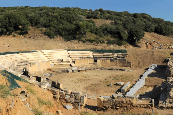 Μια πανοραμική εικόνα που δείχνει το αρχαίο θέατρο της Μαρώνειας να αποκαθίσταται.