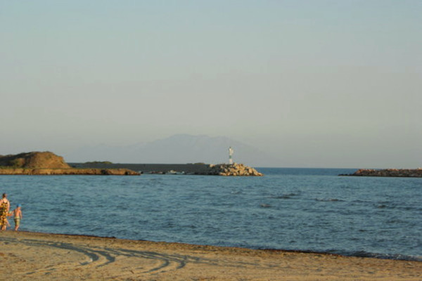 Μια φωτογραφία τηε παραλία Ίμερου στη Μαρώνεια και ένα μέρος του λιμανιού της Ίμερου.