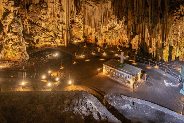 Μια πανοραμική εικόνα του εσωτερικού του σπηλαίου Μελιδόνι στο νησί της Κρήτης.