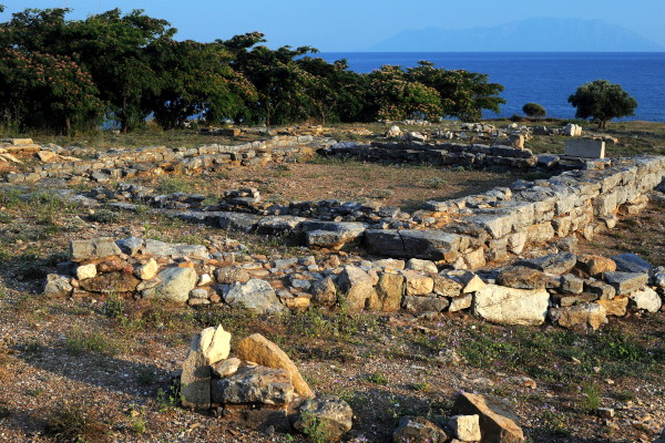 Τα ερείπια του ναού Απόλλωνα στον Αρχαιολογικό Χώρο Μεσημβρίας - Ζώνης.