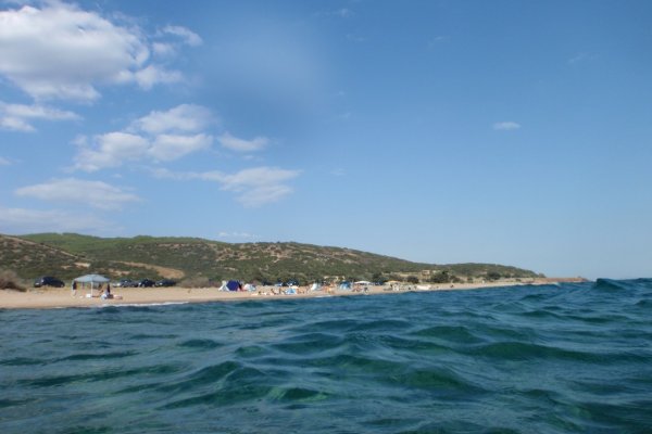 Φωτογραφία της αμμουδιάς της Μεσημβρίας βγαλμένη από τη θάλασσα.