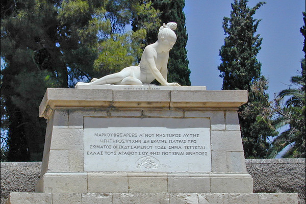 Η ταφόπλακα από τον τάφο του Έλληνα ήρωα Μάρκου Μπότσαρη στον Κήπο των Ηρώων στο Μεσολόγγι.