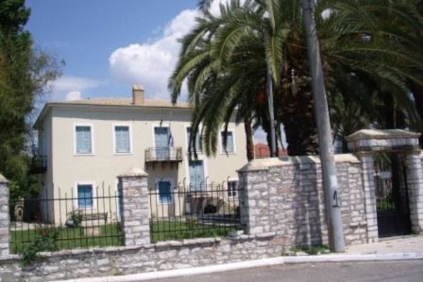 Μια φωτογραφία που απεικονίζει την μπροστινή πλευρά και την αυλή του Οίκου / Μουσείου «Οικογένεια Τρικούπη» στο Μεσολόγγι.