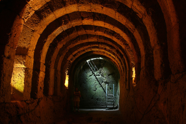 Ένας σκοτεινός διάδρομος στο Νεκρομάντειο Αχέροντα (Μαντείο των Νεκρών) στο Μεσοπόταμο.