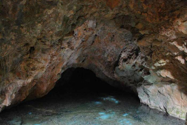 Φωτογραφία από την υπόγεια λίμνη του Σπηλαίου Περιστεριού στα Μέθανα.