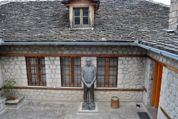Η αυλή και ένα άγαλμα λίγο έξω από την Πινακοθήκη Αβέρωφ του Μετσόβου.