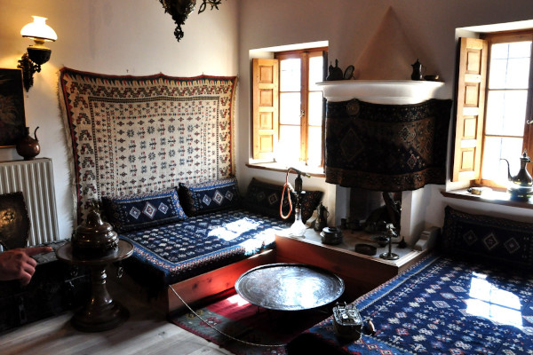 Ένα δωμάτιο με παραδοσιακά αντικείμενα και εκθέματα στο Λαογραφικό Μουσείο Μετσόβου (Αρχοντικό Τοσίτσα).