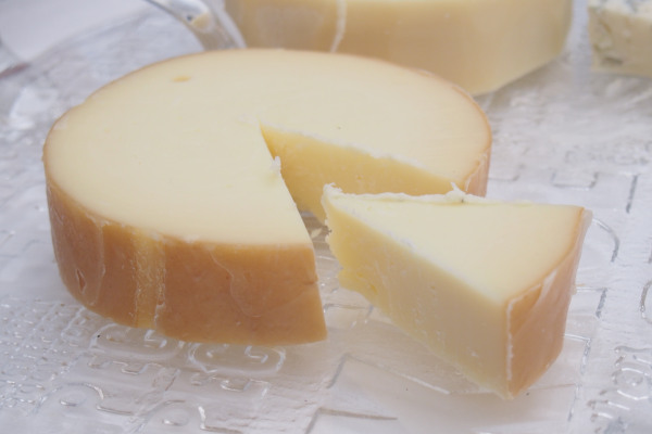 Μια εικόνα που δείχνει το καπνιστό τυρί του Μετσόβου, που ονομάζεται Μετσοβόνε.