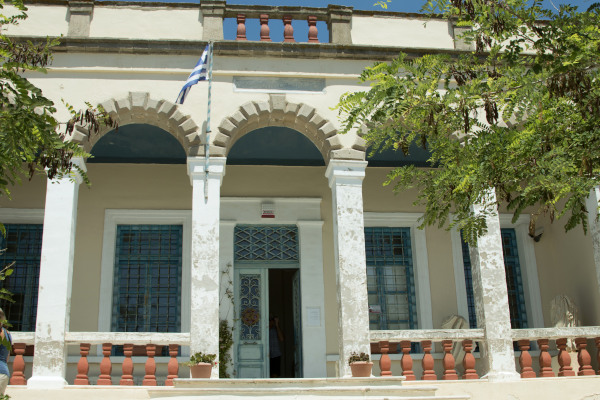 Η μπροστινή πλευρά και η κύρια είσοδος του Αρχαιολογικού Μουσείου της Μήλου στην Πλάκα.
