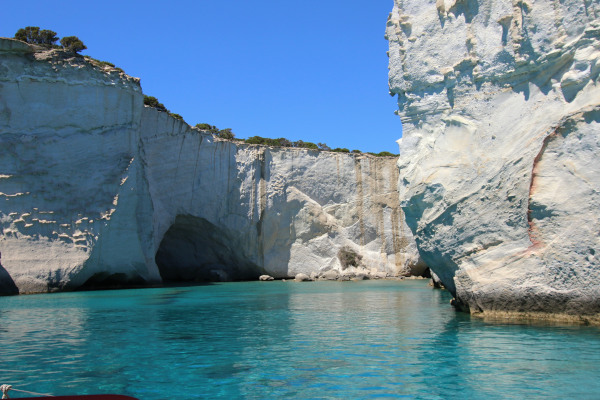 Μια φωτογραφία των τεράστιων γκρεμών, σπηλιών και τα γαλάζια νερά της περιοχής Κλέφτικο.