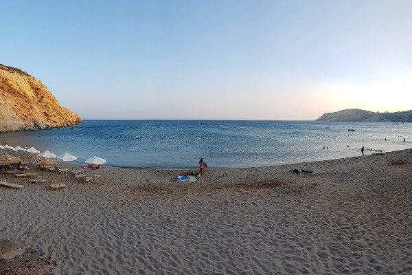 Μια φωτογραφία που δείχνει ένα μέρος της παραλίας Προβατά στο νησί της Μήλου.