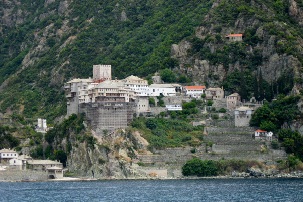 Μια εικόνα του Διονυσίου από τη θάλασσα που απεικονίζει την αρχιτεκτονική των μοναστηριακών εγκαταστάσεων 
