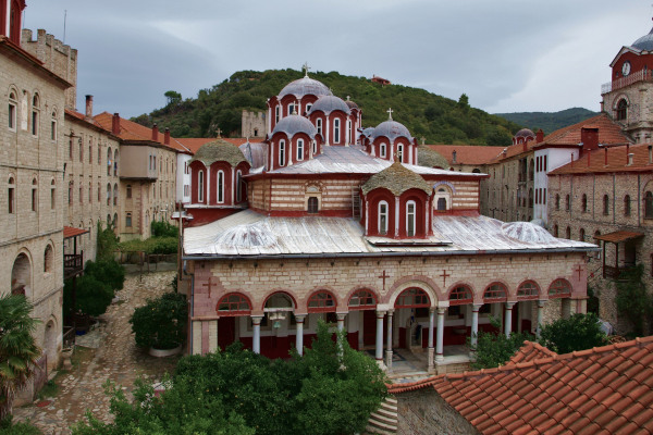 Η κεντρική εκκλησία της Μονής Εσφιγμένου περιβάλλεται από κτίρια που φιλοξενούν τα κελιά των μοναχών και άλλες εγκαταστάσεις.