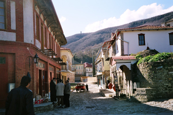 Κεντρικός πλακόστρωτος δρόμος των Καρυών στο Άγιον Όρος και σπίτια με την τυπική παραδοσιακή αρχιτεκτονική.