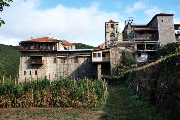 Θέα στο εξωτερικό της Κωνσταμονίτου με τον λαχανόκηπο που βρίσκεται έξω από τα τείχη της μονής.