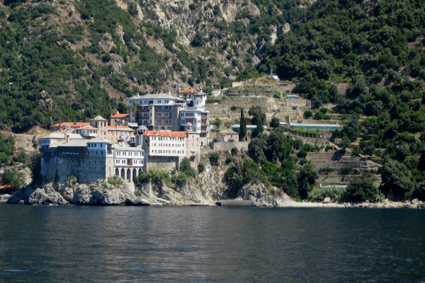 Άποψη της Μονής Οσίου Γρηγορίου που δείχνει τις εγκαταστάσεις της που χτίστηκαν πάνω σε βράχο πάνω στην ακτή. 