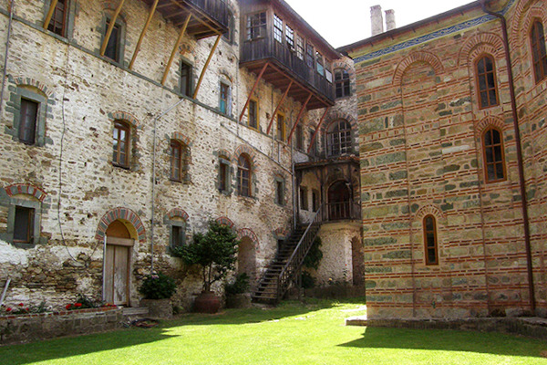 Μια κοντινή εσωτερική αυλή της Μονής Φιλοθέου με την κεντρική εκκλησία και το κτίριο που φιλοξενεί τα κελιά των μοναχών.