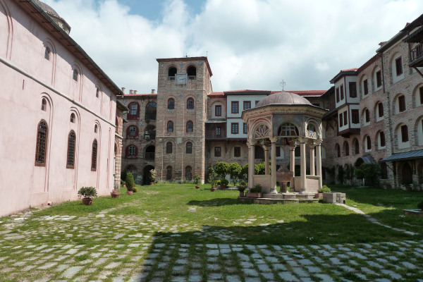 Η αυλή του μοναστηριού Ξεροποτάμου περιλαμβάνει την κεντρική εκκλησία και γύρω κτίρια.