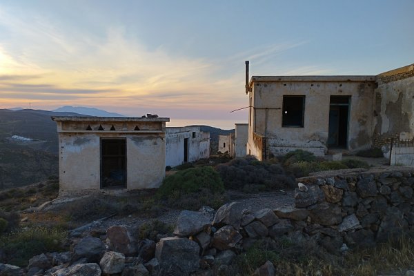 Κάποια από τα κτίρια των εγκαταλειμμένων μεταλλείων εξόρυξης βαρύτη κατά τη διάρκεια του ηλιοβασιλέματος.